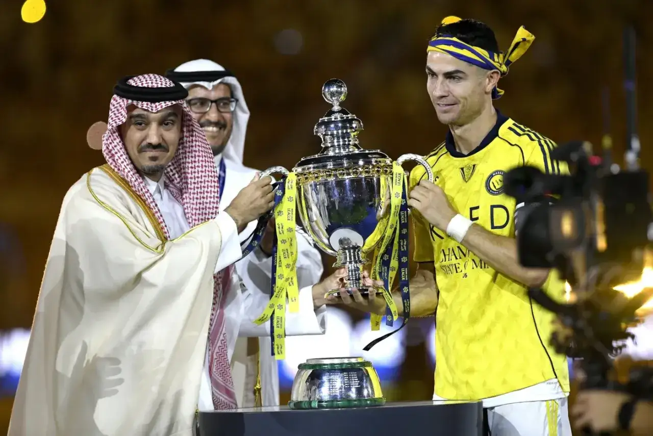 Cristiano Ronaldo z pucharem, świętując zwycięstwo. Ile goli strzelił Ronaldo w tym sezonie?