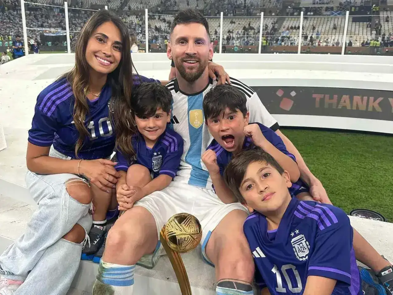 Szczęśliwy Messi z rodziną, żoną i trzema synami w strojach Argentyny. Radość i duma po zwycięstwie.