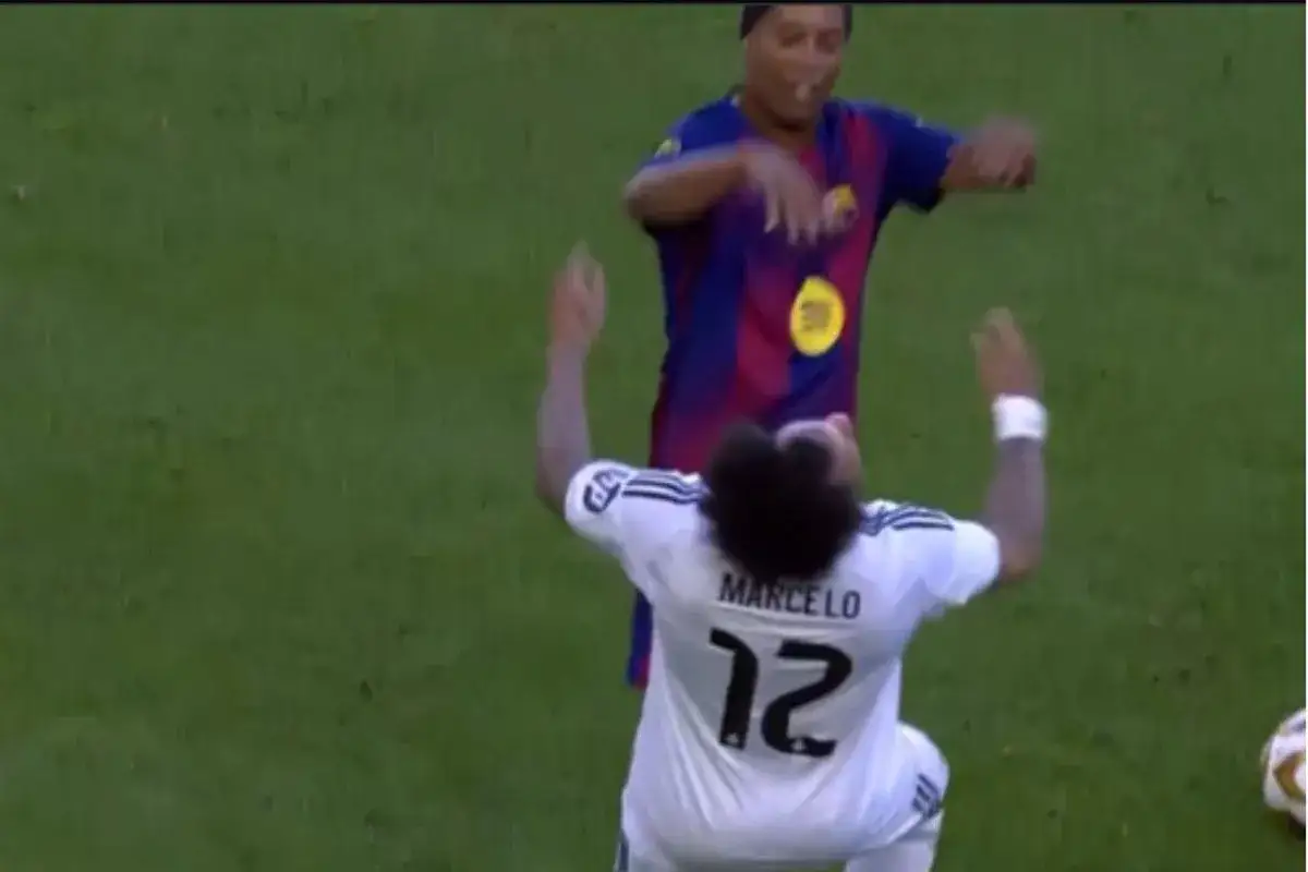 Ronaldinho, znany z magii na boisku, w akcji. Jego wzrost pozwala mu na widowiskowe zagrania.