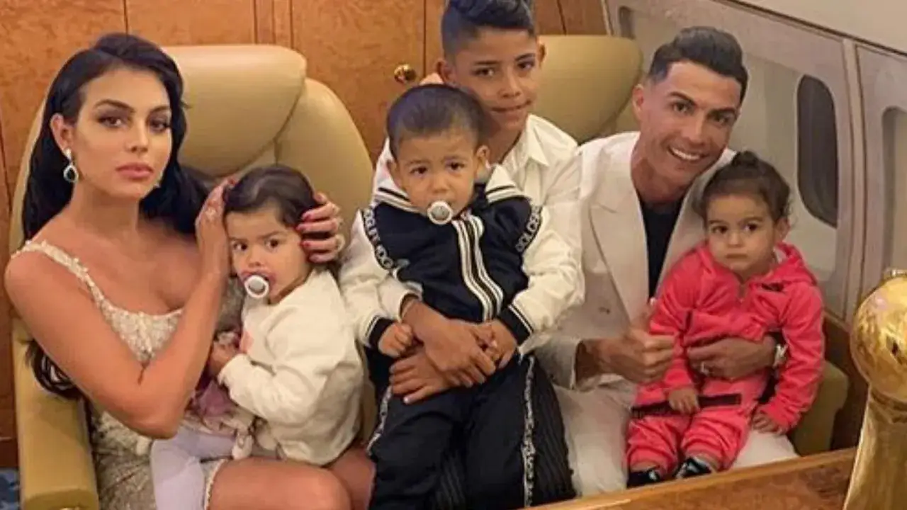 Georgina Rodriguez i dzieci Cristiano Ronaldo w samolocie.