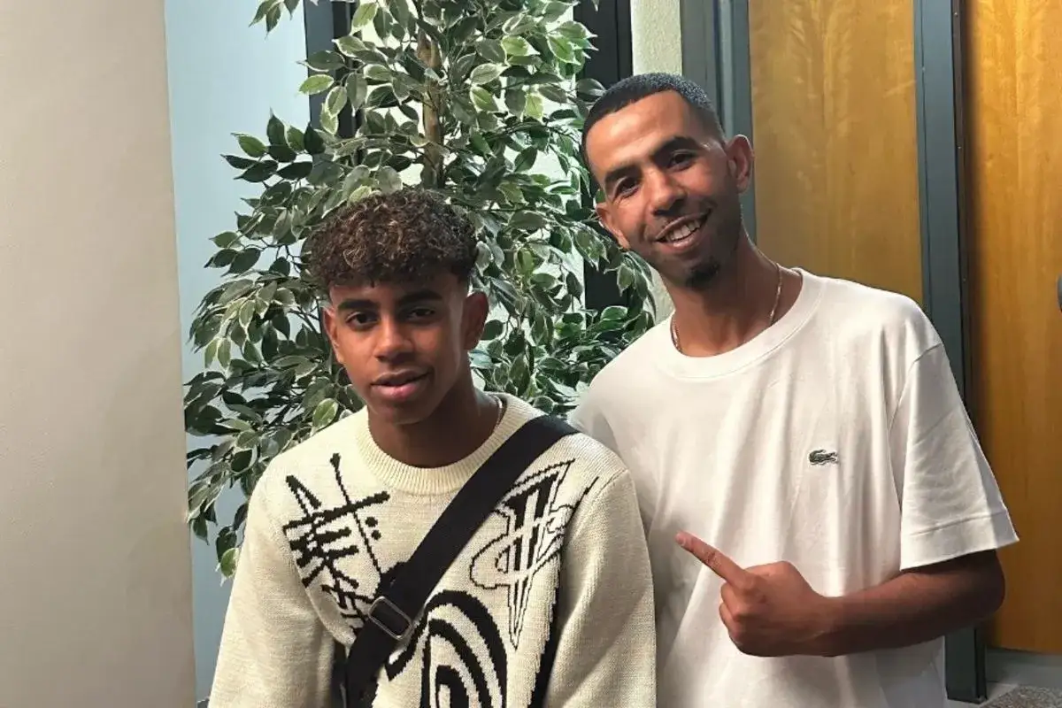 Mounir Nasraoui i młody chłopak pozują do zdjęcia.