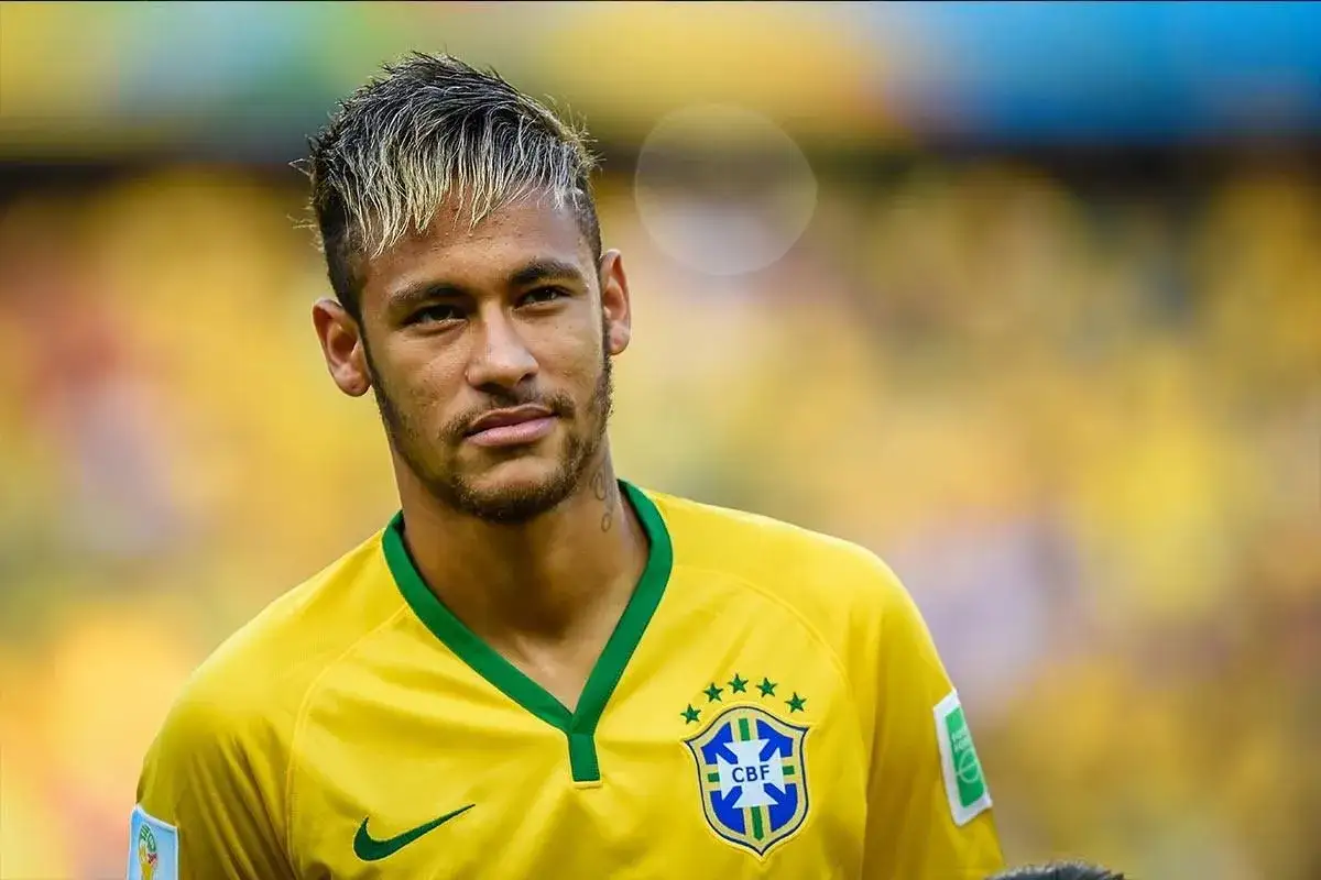 Neymar w żółtej koszulce reprezentacji Brazylii, gotowy do gry.