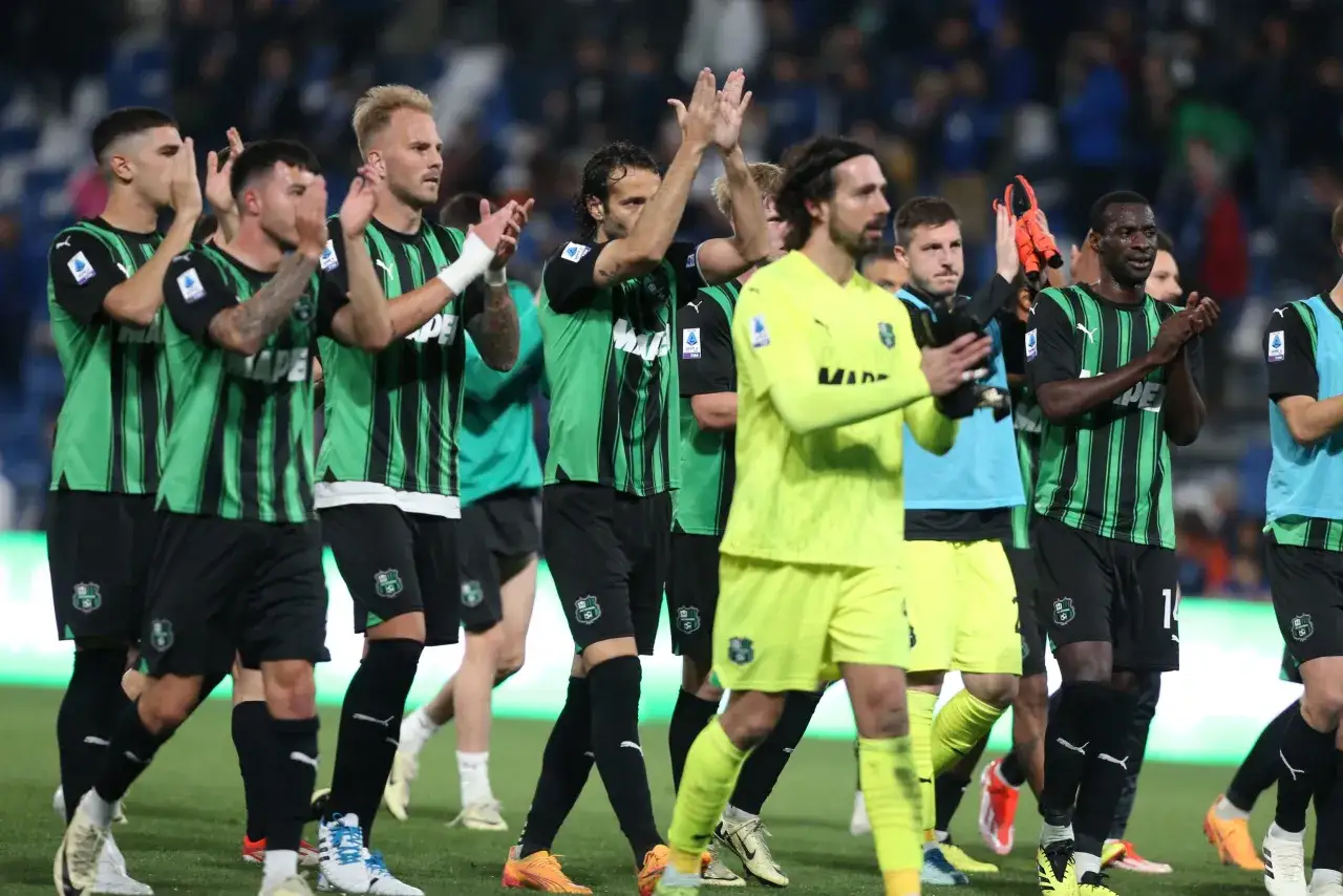 Sassuolo – zawodnicy w zielono-czarnych strojach klaszczą na murawie.