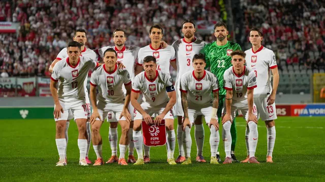 Reprezentacja Polski w piłce nożnej, gotowa do walki o baraże do Mistrzostw Świata 2026. Drużyna w białych strojach na murawie stadionu.