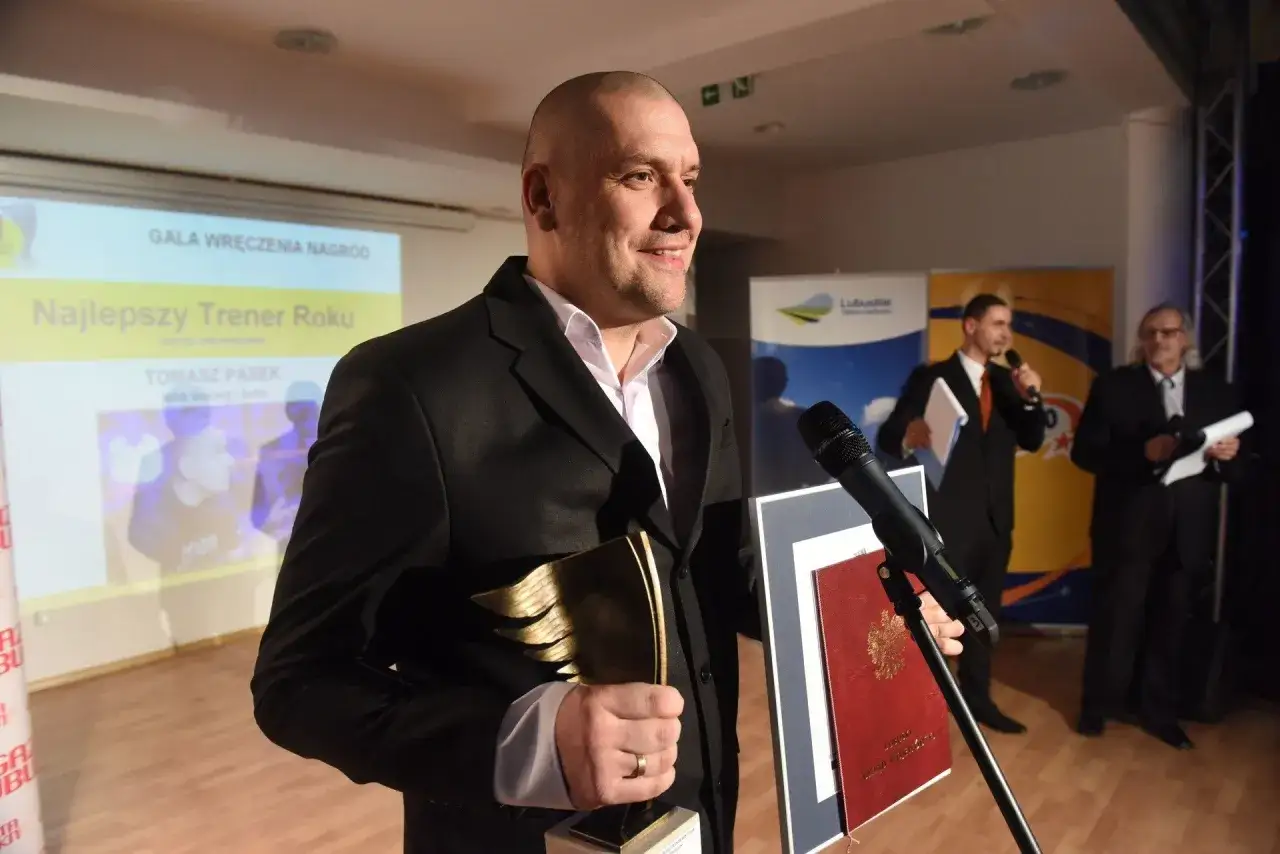 Tomasz Pasek, uhonorowany jako najlepszy trener roku, odbiera nagrodę.