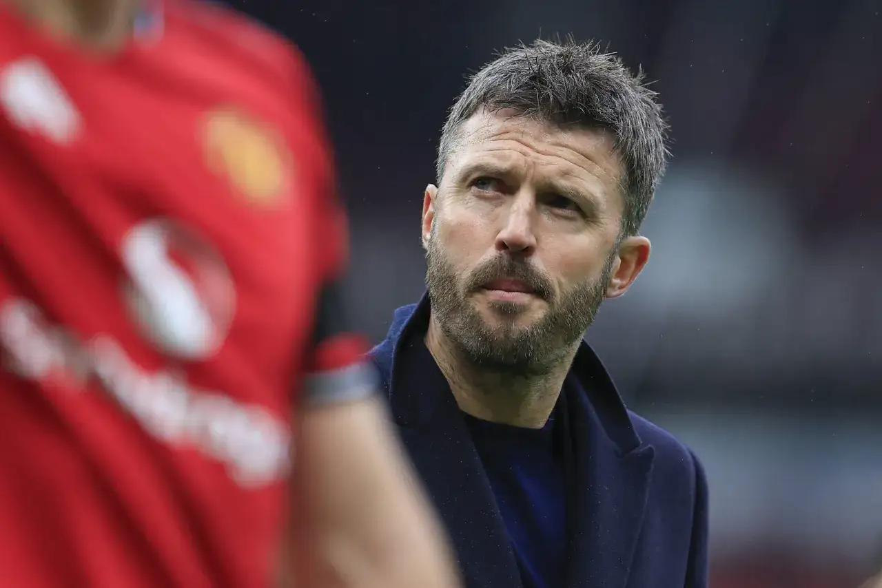 Michael Carrick, trener Man Utd, w ciemnym płaszczu, z uwagą obserwuje grę.