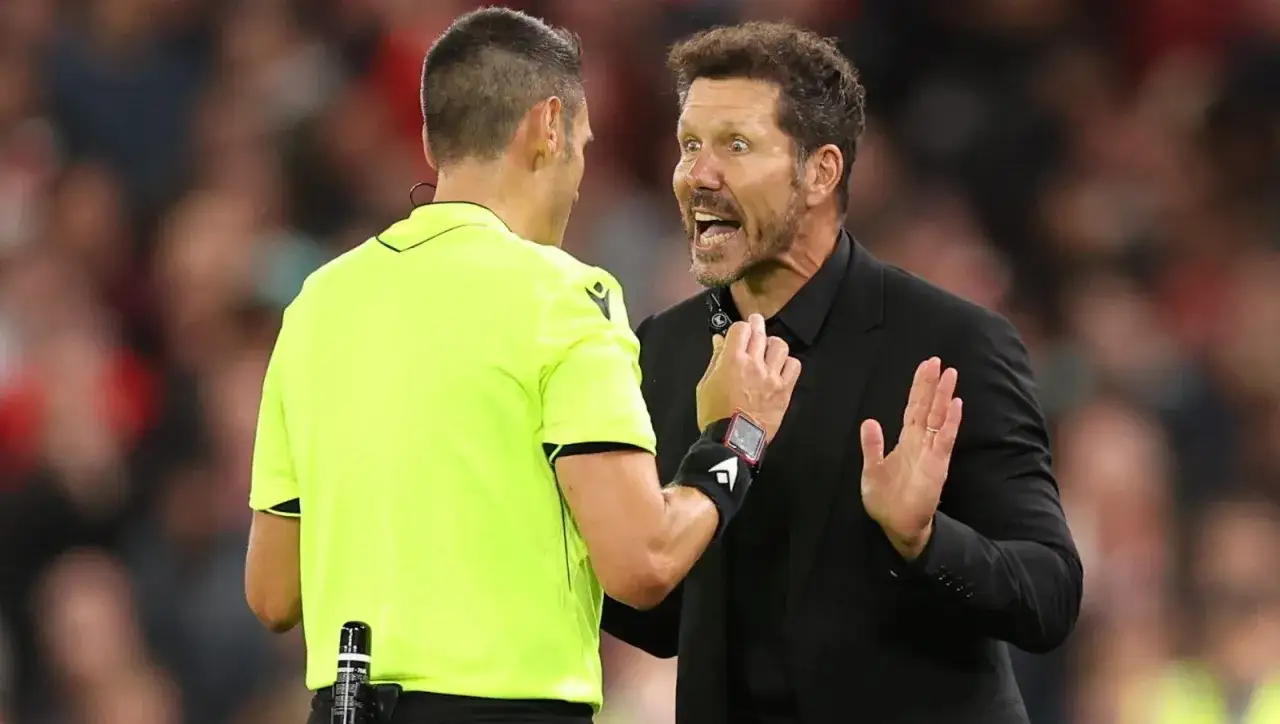 Trener Atletico Diego Simeone gorączkowo dyskutuje z sędzią.