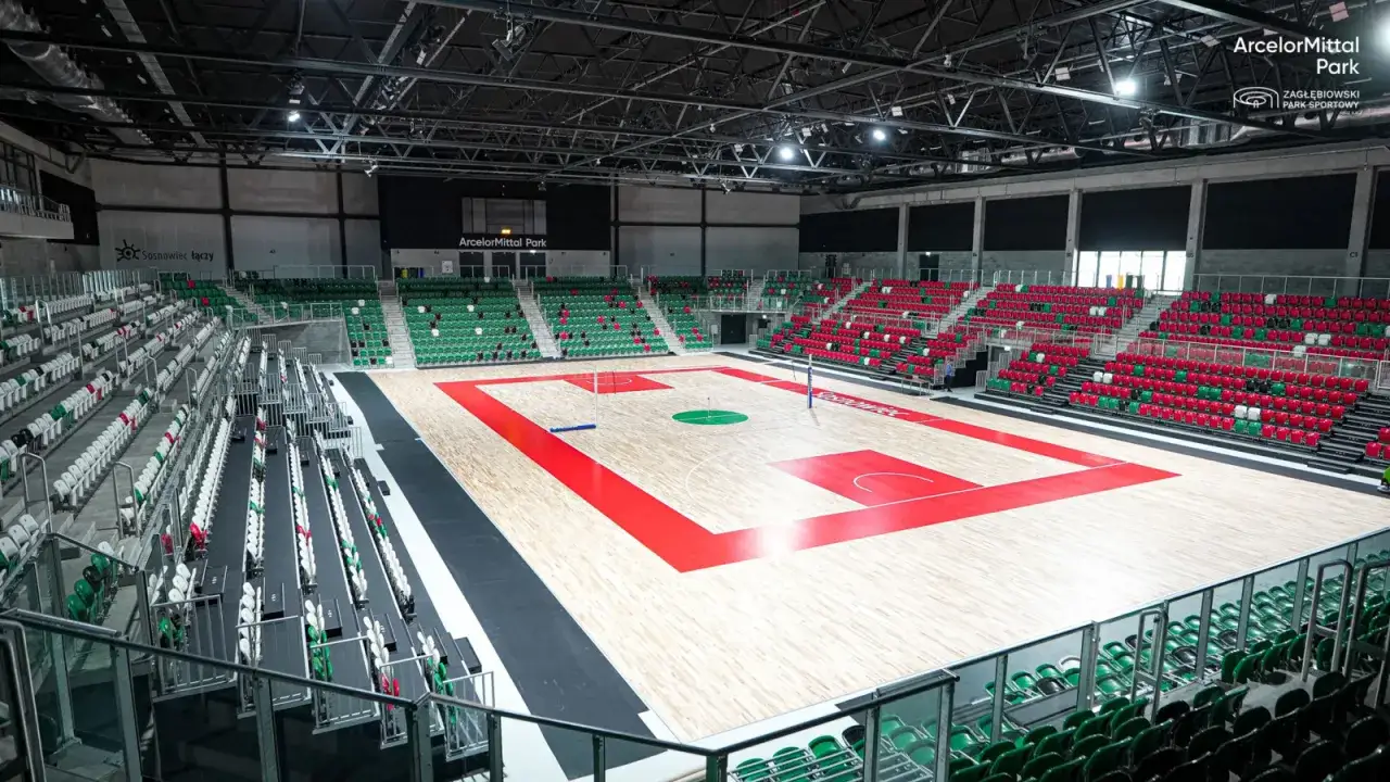 Nowa hala sportowa w Sosnowcu, ArcelorMittal Park, z trybunami o dużej pojemności, gotowa na emocjonujące mecze.