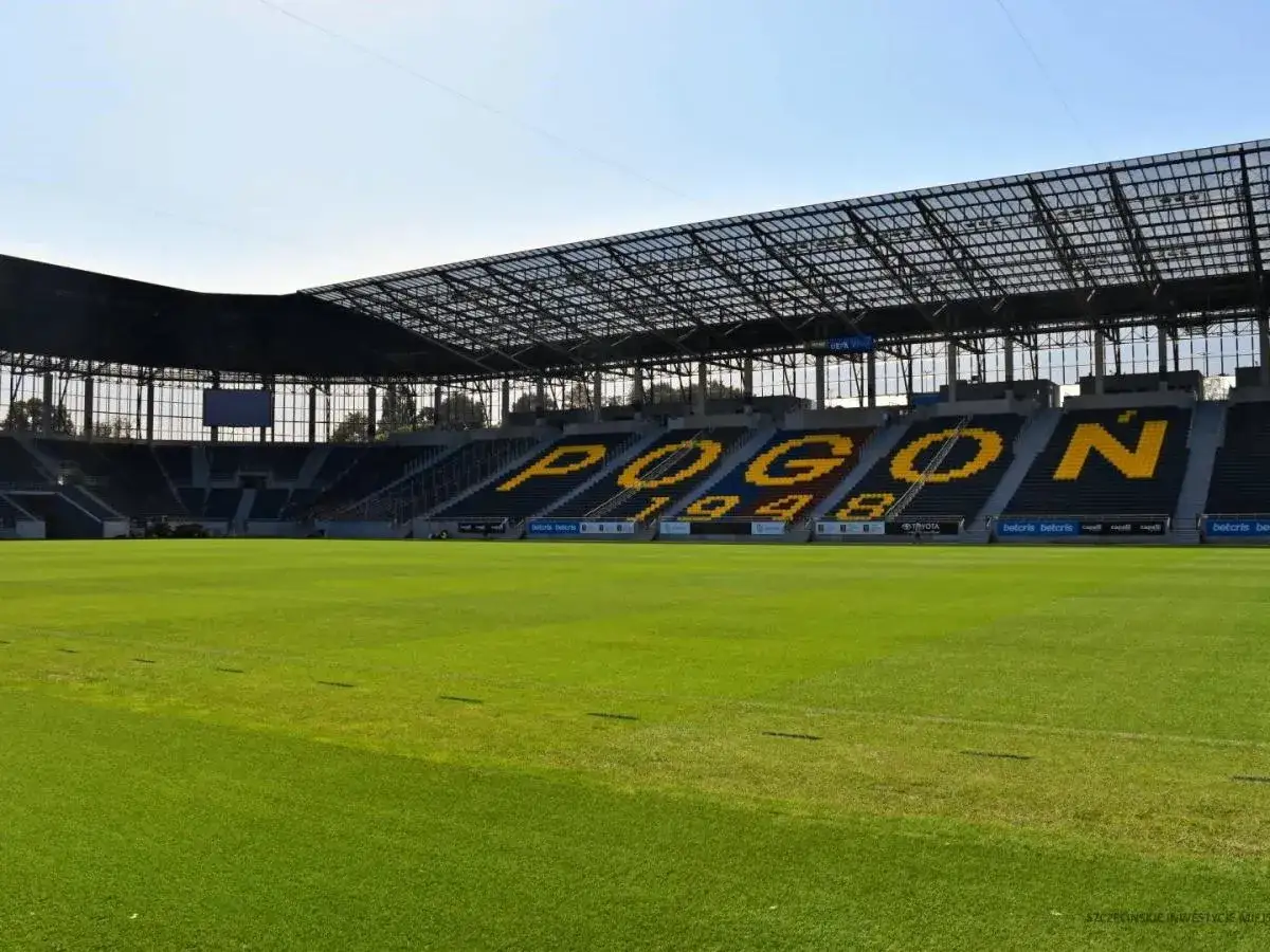 Stadion Pogoni Szczecin, gdzie grają piłkarze ze Szczecina. Piękne, zielone boisko i trybuny z napisem 