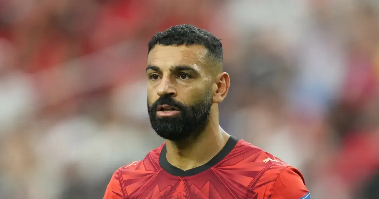 Mohamed Salah, w czerwonej koszulce z charakterystycznym wzorem, gotowy do gry w swojej obecnej drużynie.