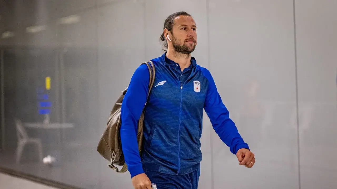 Grzegorz Krychowiak w stroju Abha Club, podróżuje na mecz. Zastanawiasz się, krychowiak gdzie gra? W Arabii Saudyjskiej!