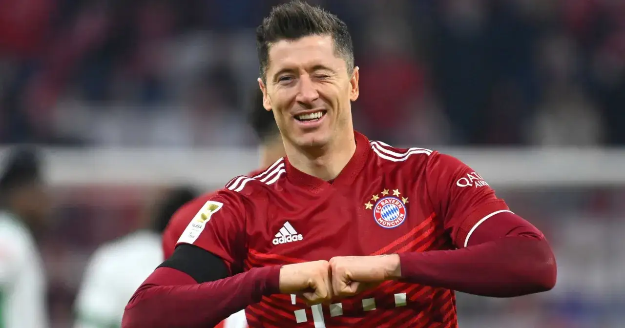 Robert Lewandowski w koszulce Bayernu, uśmiechnięty, zaciśnięte pięści. Zastanawiasz się, ile zarabia Lewandowski na minutę?