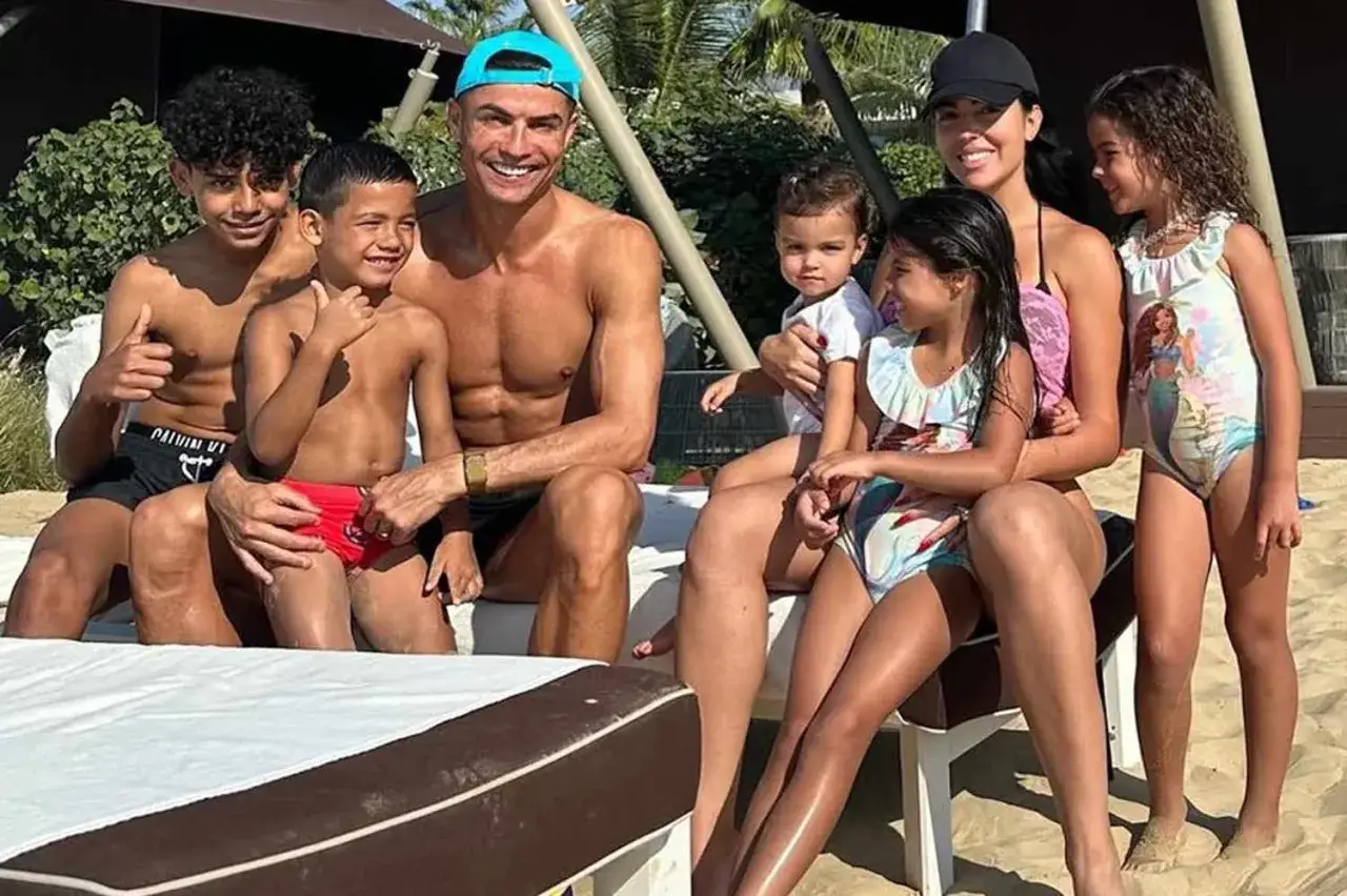 Ronaldo z rodziną na plaży. Uśmiechnięty piłkarz i jego dzieci cieszą się słońcem.