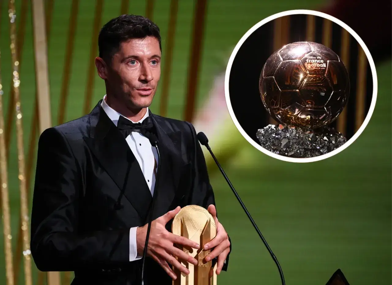 Robert Lewandowski w garniturze trzyma trofeum, obok widnieje Złota Piłka.