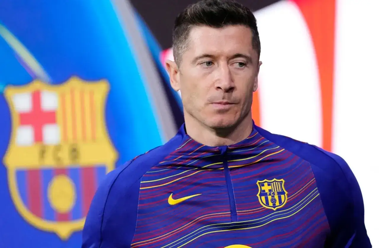 Robert Lewandowski w stroju FC Barcelony, z logo klubu. Czy to zapowiedź końca kariery?