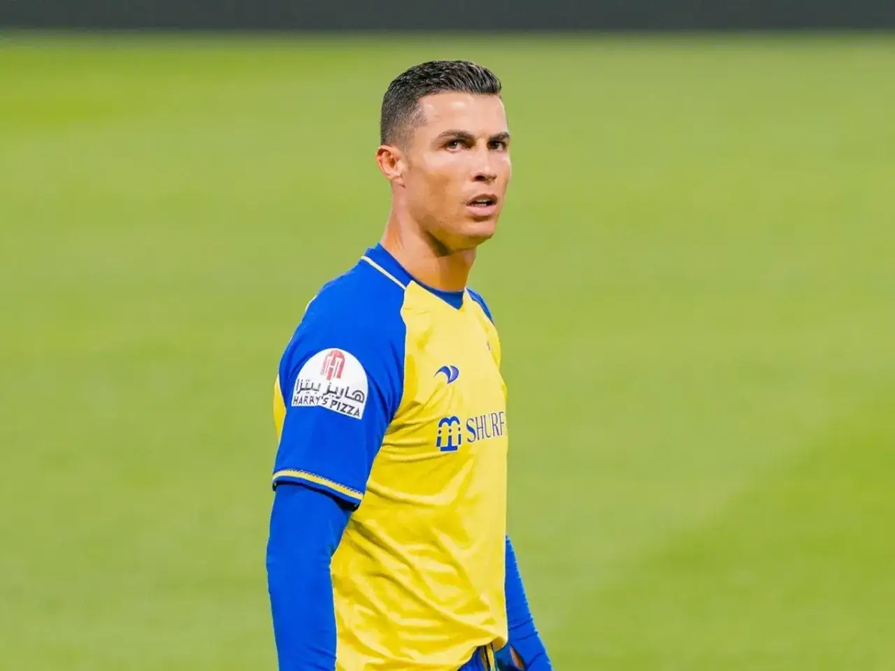 Cristiano Ronaldo w żółto-niebieskiej koszulce Al Nassr. Jego kariera to historia w jakich klubach grał Ronaldo: Sporting, Man Utd, Real Madryt, Juventus.