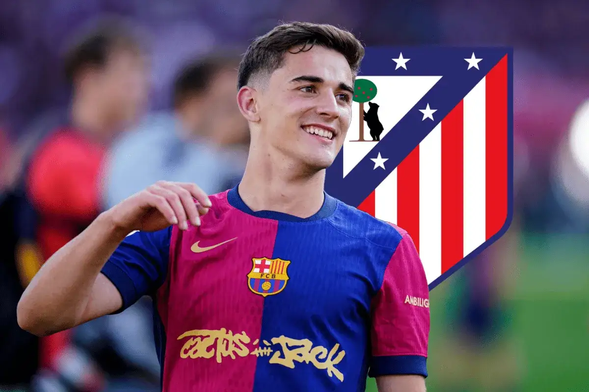 Uśmiechnięty Gavi w koszulce Barcelony, obok herb Atletico Madryt.