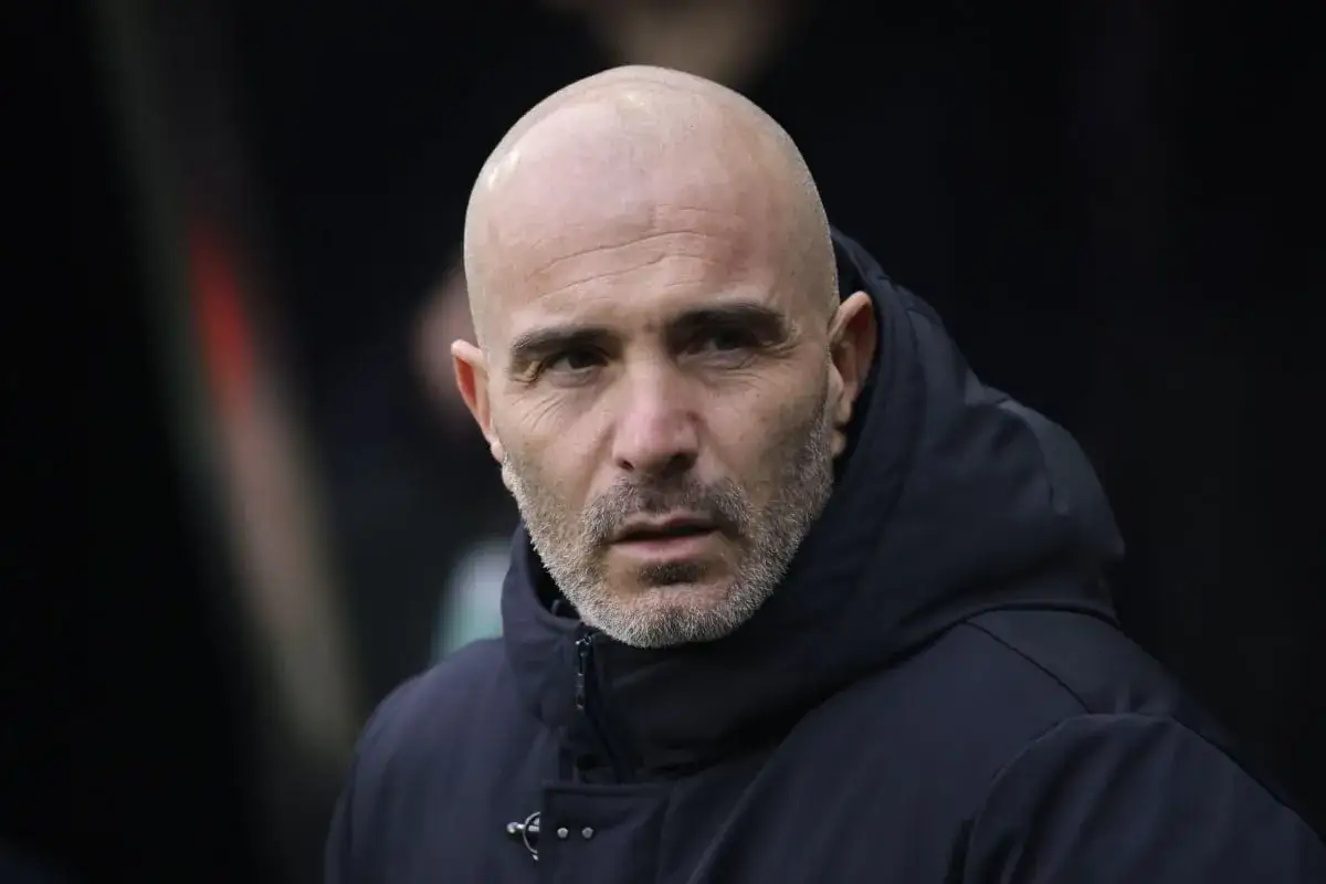 Łysy mężczyzna z brodą, ubrany w ciemną kurtkę, to trener Manchester City.