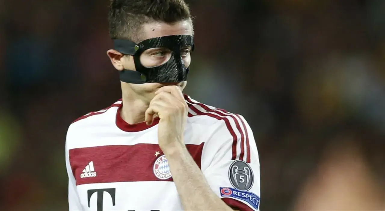 Piłkarz w masce ochronnej, Robert Lewandowski, po kontuzji.