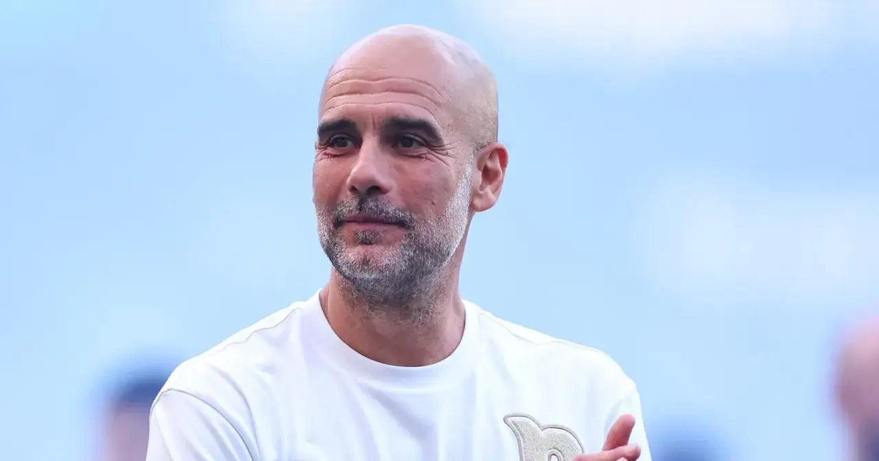Pep Guardiola, w białej koszulce, z siwą brodą i łysą głową, patrzy w bok.
