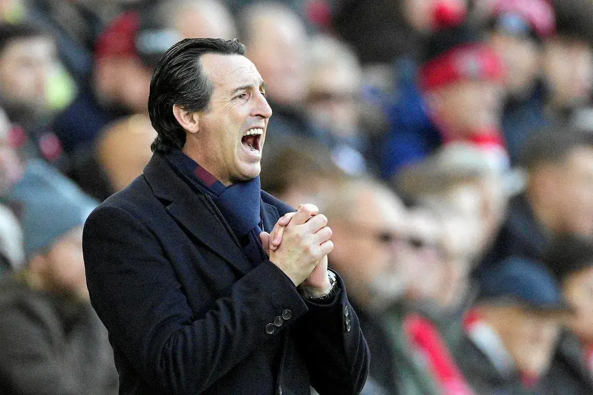 Emocjonalny trener Aston Villa, Unai Emery, krzyczy z trybun, z dłońmi złożonymi w geście nadziei.