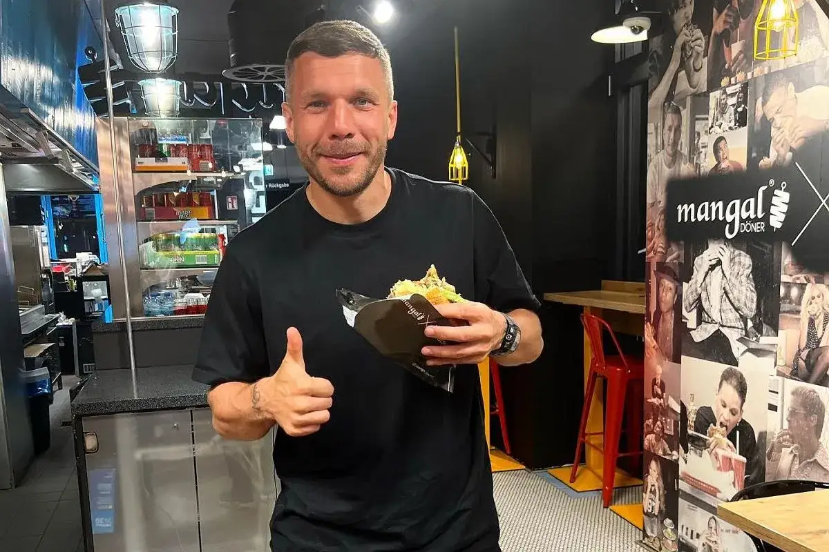 Lukas Podolski z uśmiechem prezentuje pysznego kebaba w lokalu Mangal Döner.