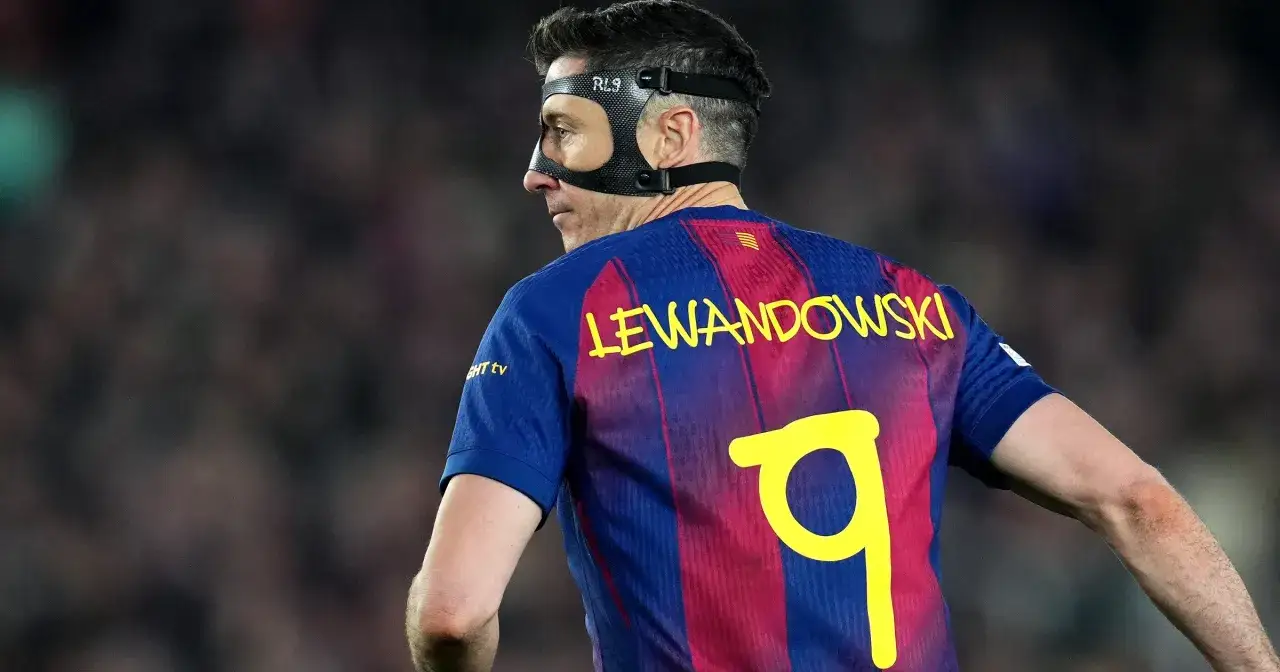 Robert Lewandowski w masce ochronnej na twarzy, grając w meczu. Jego koszulka z numerem 9 i nazwiskiem jest widoczna.