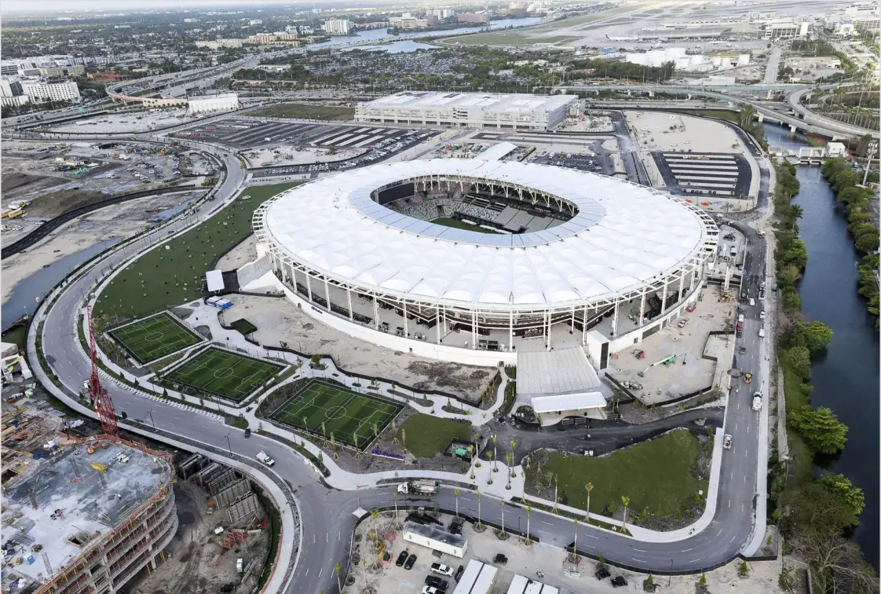 Nowy inter miami stadion z boiskami treningowymi i otaczającą infrastrukturą, w tle lotnisko i miasto.